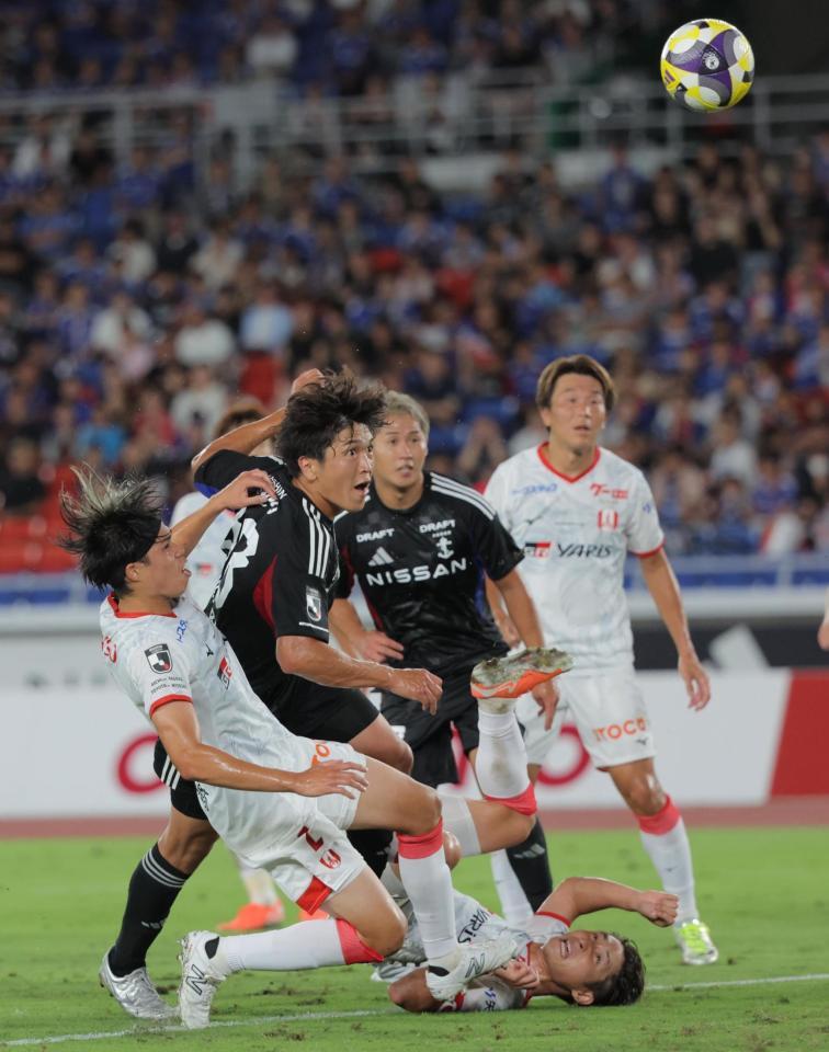 　前半、横浜Ｍ・谷村海那（左から２人目）がボレーシュートを決める（撮影・吉澤敬太）