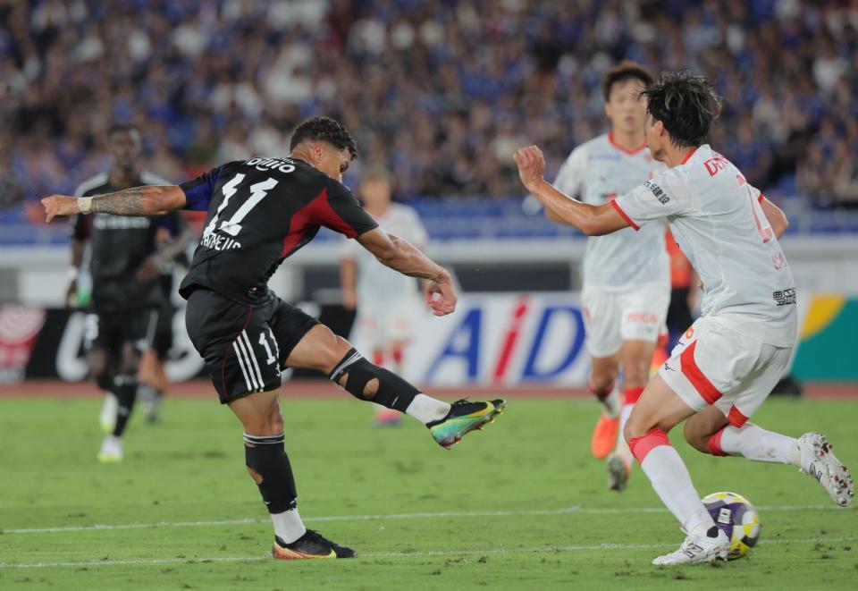　前半、ゴールを決める横浜Ｍ・ヤンマテウス（左）＝撮影・吉澤敬太