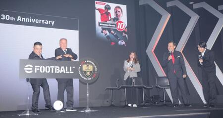 　パッケージデザインを再現する（左から）山崎弘也とジーコ氏を笑顔で見つめる（右から）萩原利久、有田哲平（撮影・吉澤敬太）