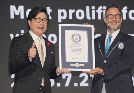 ジョン・カビラ 人気サッカーゲームでギネス世界記録に認定「胸いっぱい」カタールW杯ではファンから声かけも