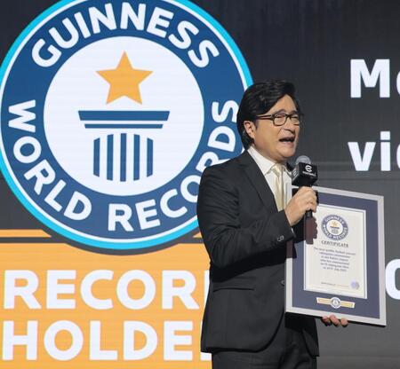 　ギネス記録に認定され喜ぶジョン・カビラ（撮影・吉澤敬太）