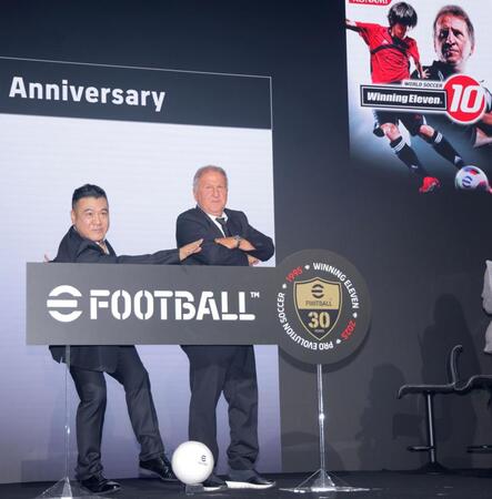 　パッケージデザインを再現する山崎弘也とジーコ氏（撮影・吉澤敬太）