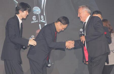 　ジーコ氏（右）と握手する有田哲平（中央）と萩原利久（撮影・吉澤敬太）