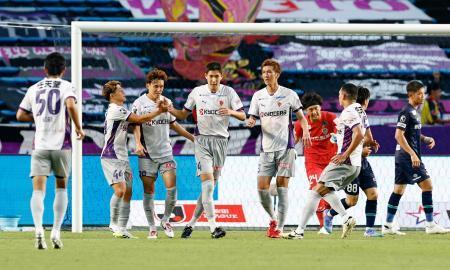 　福岡-京都　後半、ＰＫでチーム２点目のゴールを決め祝福される京都・原（左から４人目）＝ベススタ