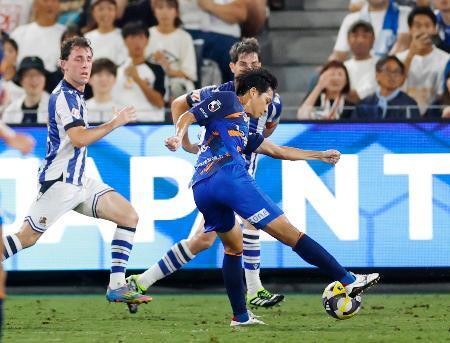 　長崎-Ｒソシエダード　後半、決勝ゴールを決める長崎・笠柳＝ピースタ