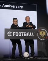 　ウイイレのパッケージを再現する山崎弘也（左）とジーコ氏（撮影・吉澤敬太）