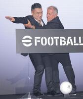 　ジーコ氏（右）から指導を受ける山崎弘也（撮影・吉澤敬太）