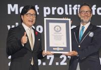 　ギネス記録に認定され喜ぶジョン・カビラ（左）＝撮影・吉澤敬太