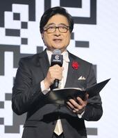 　会場を盛り上げるジョン・カビラ（撮影・吉澤敬太）