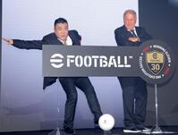 　ウイイレのパッケージデザインを再現する山崎弘也（左）とジーコ氏（撮影・吉澤敬太）