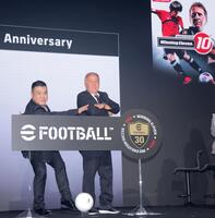 　パッケージデザインを再現する山崎弘也とジーコ氏（撮影・吉澤敬太）