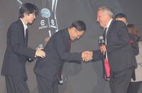 　ジーコ氏（右）と握手する有田哲平（中央）と萩原利久（撮影・吉澤敬太）