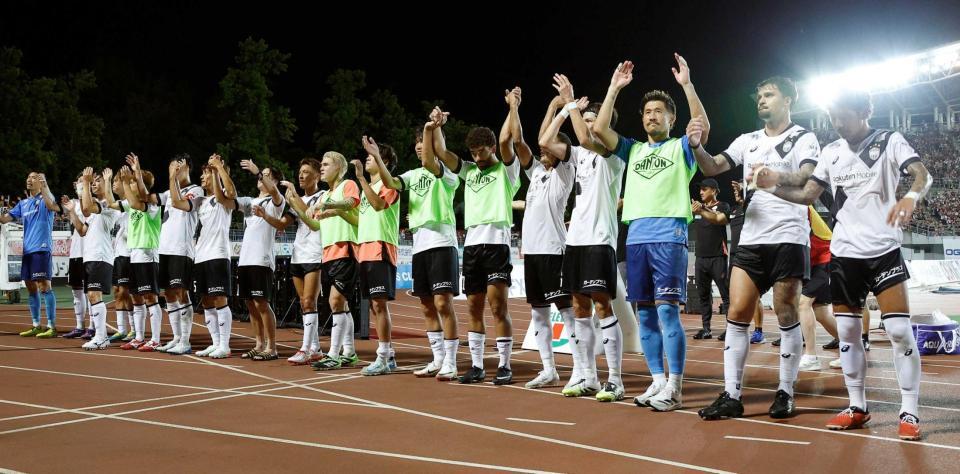 　岡山に勝利し、サポーターにあいさつする神戸イレブン