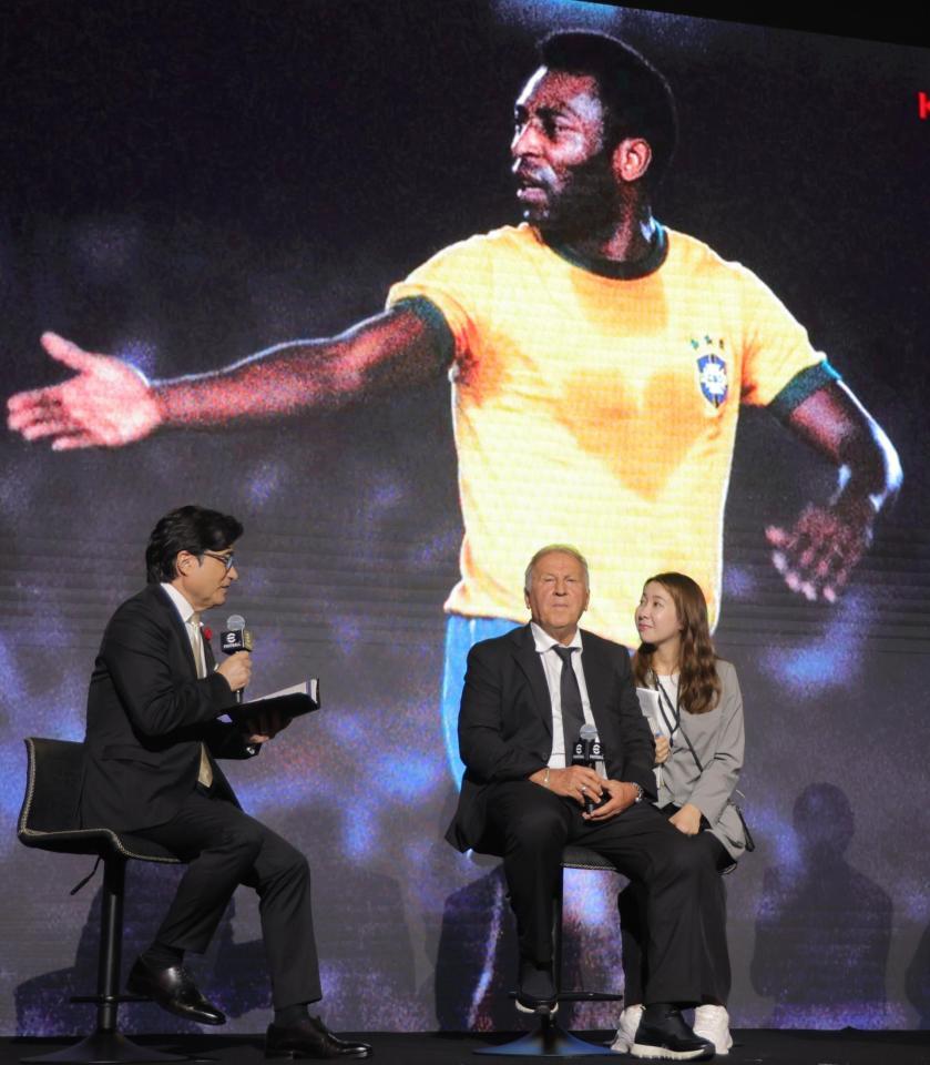 　ペレさんとの思い出を語るジーコ氏（中央）。左はジョン・カビラ（撮影・吉澤敬太）