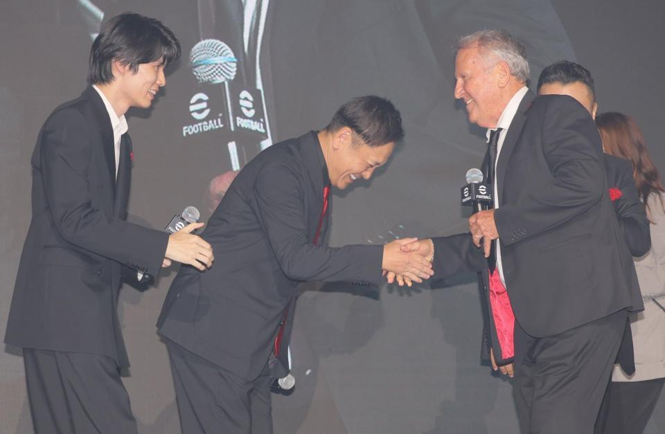 　ジーコ氏（右）と握手する有田哲平（中央）と萩原利久（撮影・吉澤敬太）