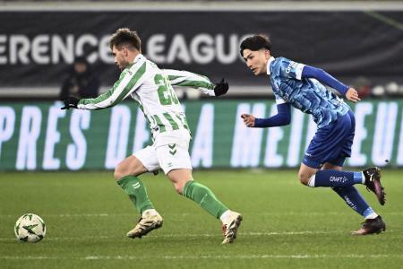 　ベティス戦でプレーするヘントの渡辺剛（右）＝２月、ヘント