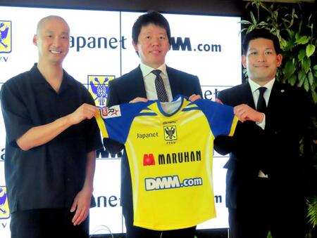 　記者会見に出席した（左から）合同会社ＤＭＭ．ｃｏｍ村中悠介ＣＯＯ、ジャパネットホールディングス高田旭人代表取締役社長兼ＣＥＯ、合同会社ＤＭＭ．ｃｏｍ緒方悠執行役員