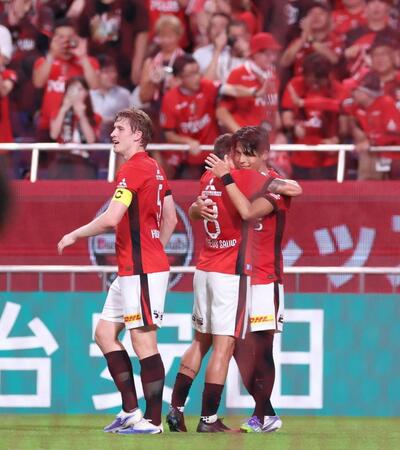 　前半、ゴールを決め喜ぶ浦和・小森飛絢（撮影・金田祐二）