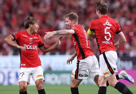 　前半、浦和・グスタフソンがネットを揺らして喜ぶもオフサイドでノーゴール（撮影・金田祐二）