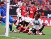 　後半、飛び込んでゴールを決めた浦和・関根貴大（撮影・金田祐二）