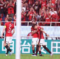 　前半、ゴールを決め喜ぶ浦和・小森飛絢（撮影・金田祐二）