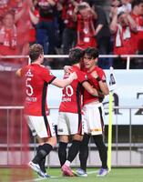 　前半、ゴールを決め喜ぶ浦和・小森飛絢（撮影・金田祐二）