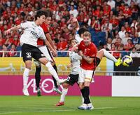 　前半、ヘディングでゴールを決める浦和・小森飛絢（撮影・金田祐二）