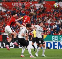 　前半、先制ゴールを決める浦和のマリウス・ホイブラーテン（撮影・金田祐二）