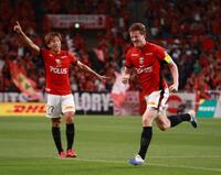 　前半、先制ゴールを決め喜ぶ浦和のマリウス・ホイブラーテン（撮影・金田祐二）