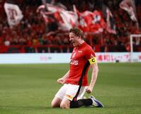 　前半、先制ゴールを決め喜ぶ浦和のマリウス・ホイブラーテン（撮影・金田祐二）