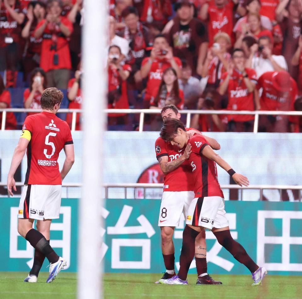 　前半、ゴールを決め喜ぶ浦和・小森飛絢（撮影・金田祐二）