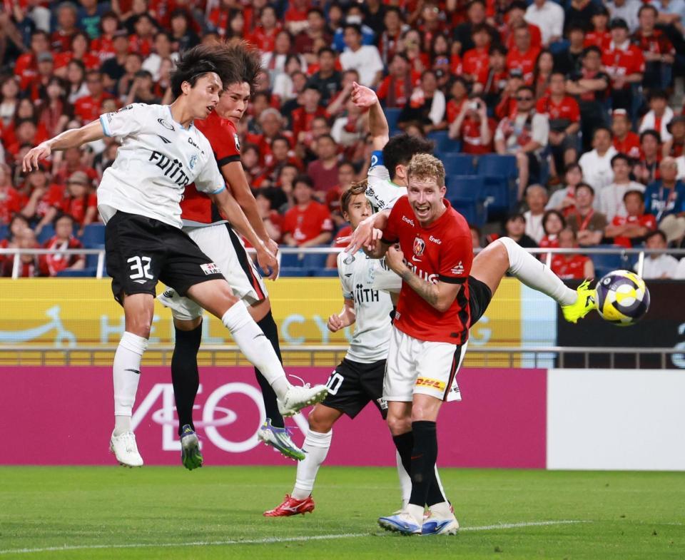 　前半、ヘディングでゴールを決める浦和・小森飛絢（撮影・金田祐二）