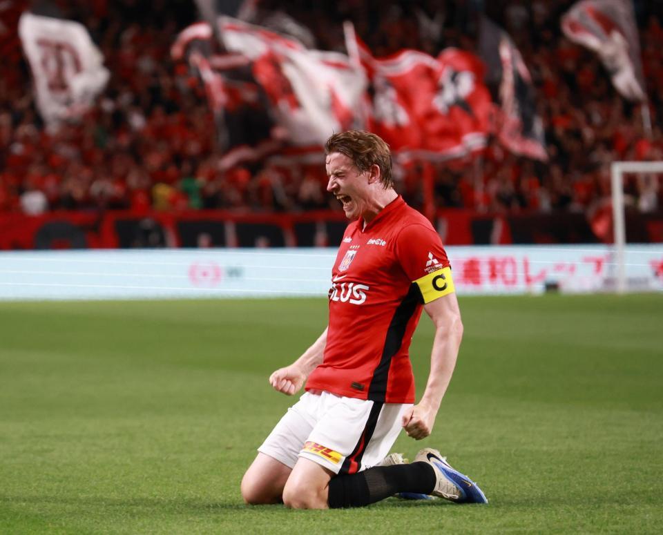 　前半、先制ゴールを決め喜ぶ浦和のマリウス・ホイブラーテン（撮影・金田祐二）
