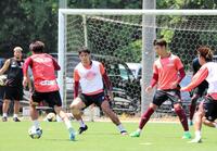 　バルセロナ戦の取りやめ発表後も、通常通り練習するＪ１神戸の佐々木（右から２人目）らイレブン