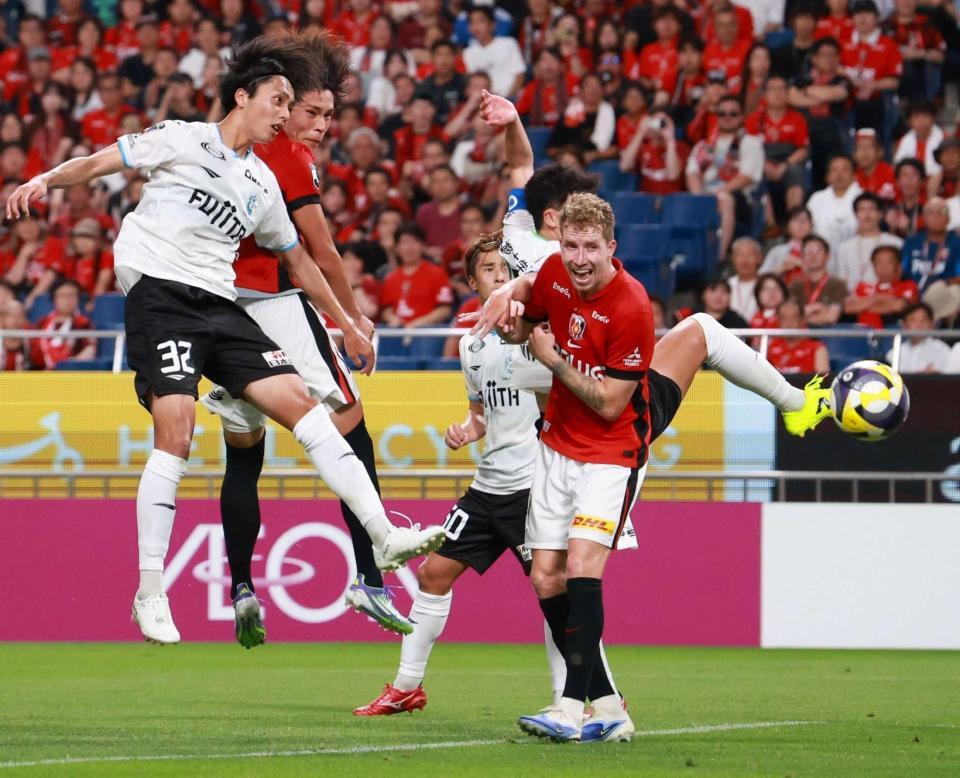 　前半、ヘディングでゴールを決める浦和・小森（左から２人目）＝撮影・金田祐二