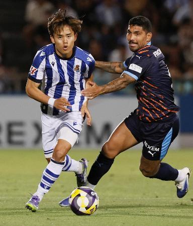 　横浜ＦＣ-Ｒソシエダード　前半、競り合うレアル・ソシエダードの久保（左）＝ニッパツ