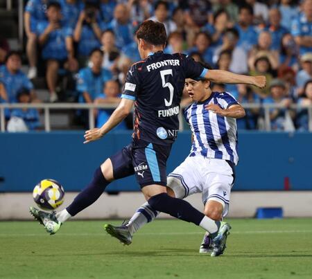 　前半、シュートを放つレアル・ソシエダードの久保建英（撮影・金田祐二）