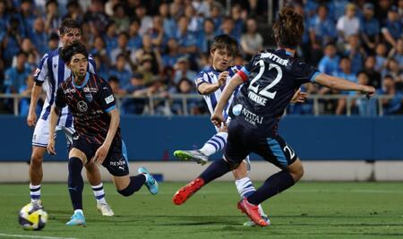 　前半、シュートを放つレアル・ソシエダードの久保建英（撮影・金田祐二）