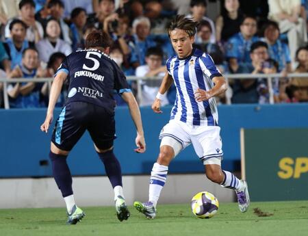 　前半、ドリブルで攻め込むレアル・ソシエダードの久保建英（撮影・金田祐二）