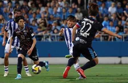 　前半、、シュートを放つレアル・ソシエダードの久保建英（撮影・金田祐二）