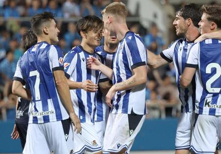 　前半、２点目が決まりイレブンと笑顔のレアル・ソシエダードの久保建英（撮影・金田祐二）