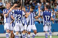 　前半、オーリ・オスカルソンのゴールでイレブンと喜ぶレアル・ソシエダードの久保建英（撮影・金田祐二）