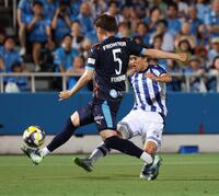 　前半、シュートを放つレアル・ソシエダードの久保建英（撮影・金田祐二）