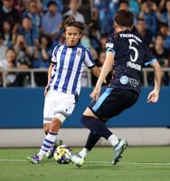 　前半、ドリブルで攻め込むレアル・ソシエダードの久保建英（撮影・金田祐二）