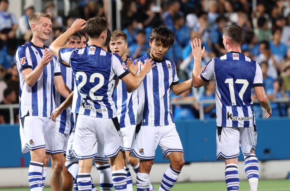 　前半、オーリ・オスカルソンのゴールでイレブンと喜ぶレアル・ソシエダードの久保建英（撮影・金田祐二）