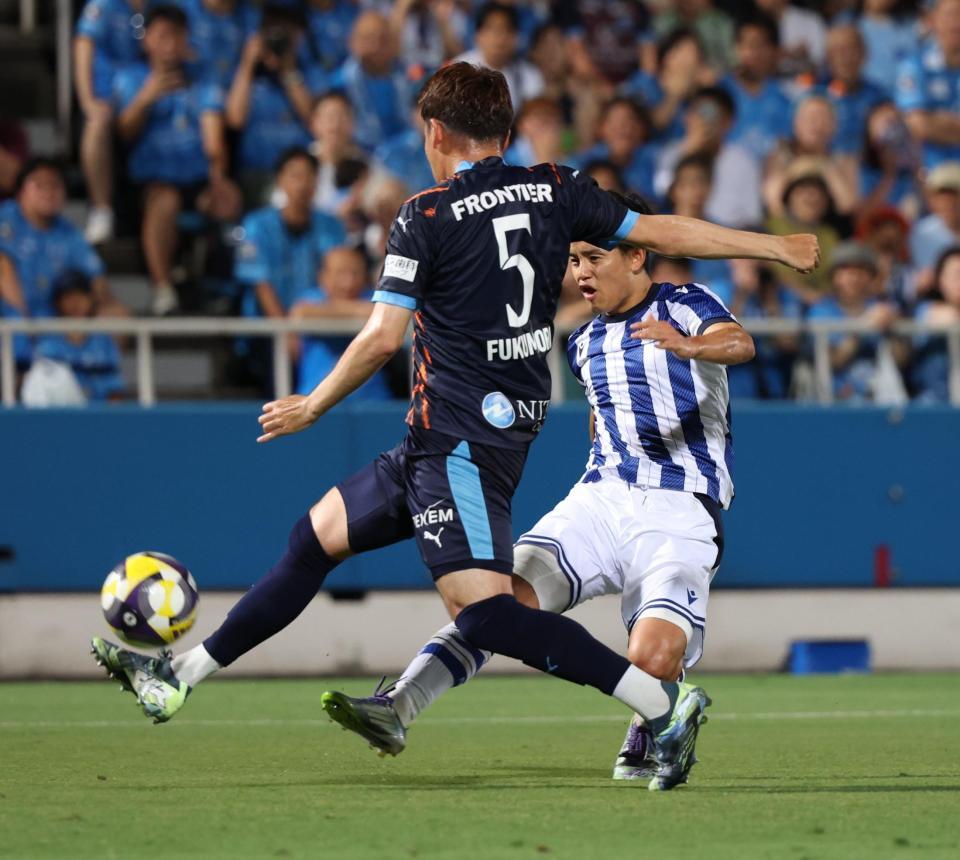 　前半、シュートを放つレアル・ソシエダードの久保建英（撮影・金田祐二）