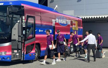 【写真複数】神戸と親善試合のバルセロナ エンブレム仕様の豪華バスで関空からホテルへ 到着の様子を公開