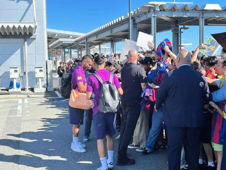 　関西国際空港に到着し、ファンサービスをするバルセロナの選手　©ＶＩＳＳＥＬ　ＫＯＢＥ