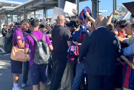 　到着し、多数のファンからサイン攻めにあうバルセロナの選手ら（©ＶＩＳＳＥＬ　ＫＯＢＥ）