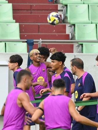 　リラックスした表情を見せるバルセロナのラミン・ヤマル（中央）＝撮影・西田忠信